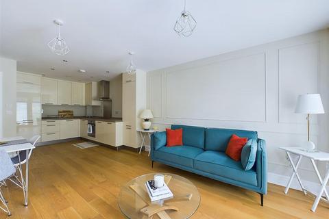 Flat 8, 4 Woodcote Valley Road, Purley, CR8 3AG
