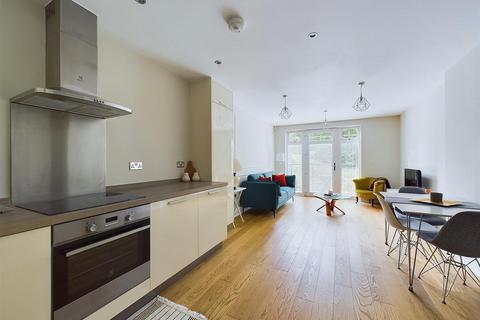 Flat 8, 4 Woodcote Valley Road, Purley, CR8 3AG