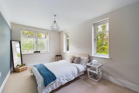 Flat 8, 4 Woodcote Valley Road, Purley, CR8 3AG