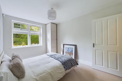 Flat 8, 4 Woodcote Valley Road, Purley, CR8 3AG