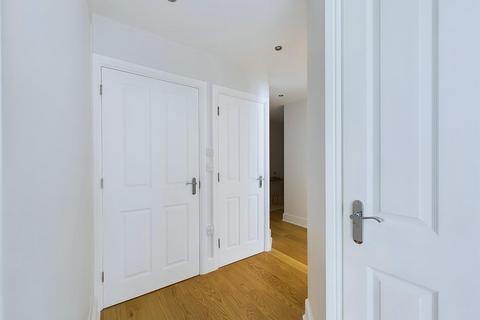 Flat 8, 4 Woodcote Valley Road, Purley, CR8 3AG