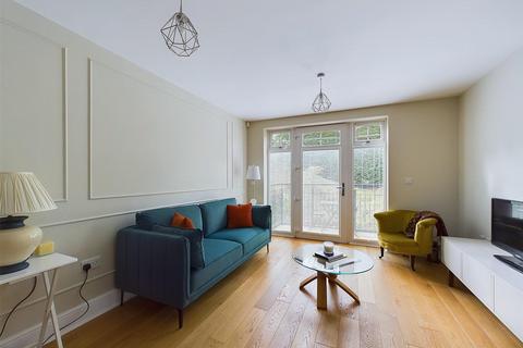 Flat 8, 4 Woodcote Valley Road, Purley, CR8 3AG