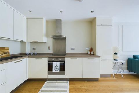 Flat 8, 4 Woodcote Valley Road, Purley, CR8 3AG