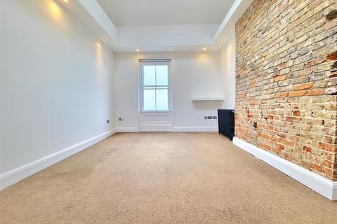 2 bedroom flat to rent, Fort Crescent, Margate, CT9