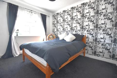 3 bedroom chalet for sale, Lascelles Gardens, Rochford