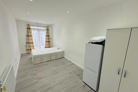 1 bedroom flat to rent, Catherine Gardens, Hounslow TW3