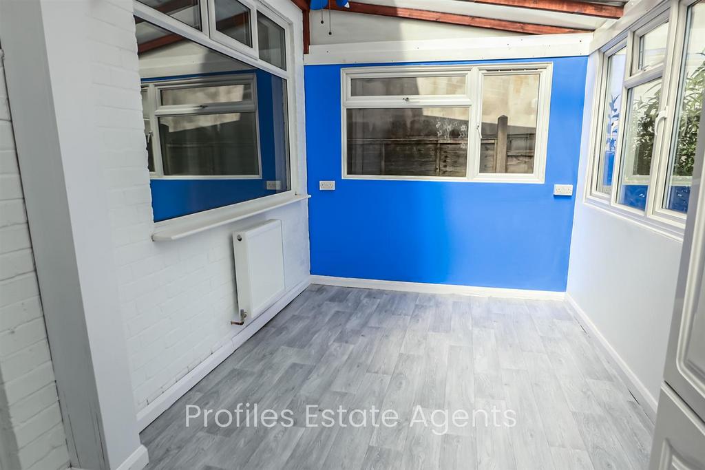 Fully width consrvatory /utility room (rear).