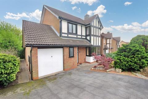 4 bedroom detached house for sale, Fernie Close, Stone