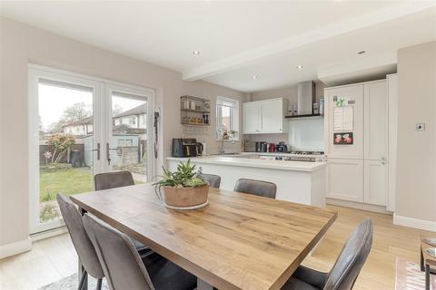 72 Broadgate Walk, Horsforth, Leeds, LS18 4HB