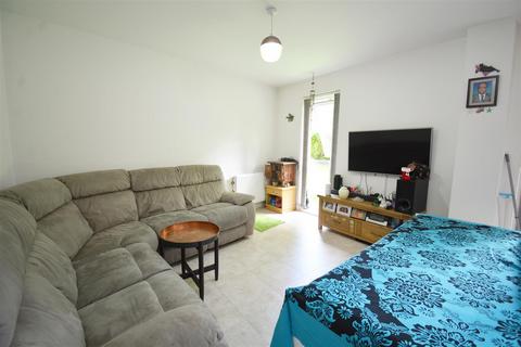 2 bedroom flat for sale, Hunting Place, Hounslow TW5