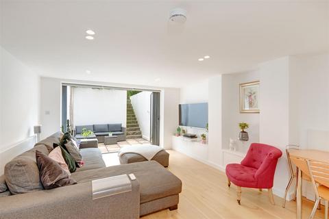 3 bedroom flat for sale, Belsize Avenue, Belsize Park NW3