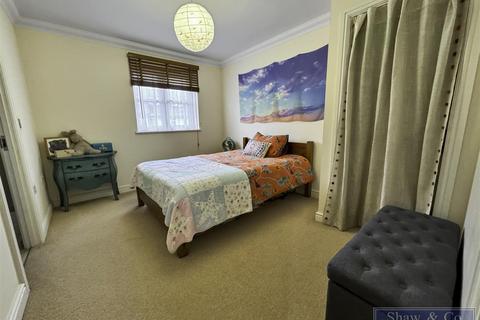 2 bedroom flat for sale, Vicarage Farm Road, Hounslow TW5