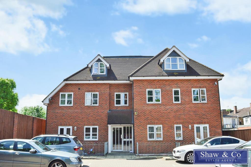 Vicarage Farm Road, Hounslow TW5 2 bed flat for sale £310,000