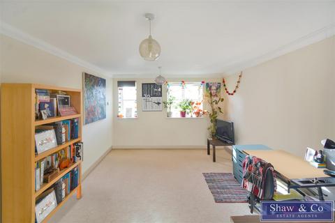 2 bedroom flat for sale, Vicarage Farm Road, Hounslow TW5