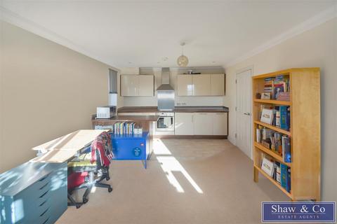 2 bedroom flat for sale, Vicarage Farm Road, Hounslow TW5