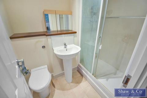 2 bedroom flat for sale, Vicarage Farm Road, Hounslow TW5