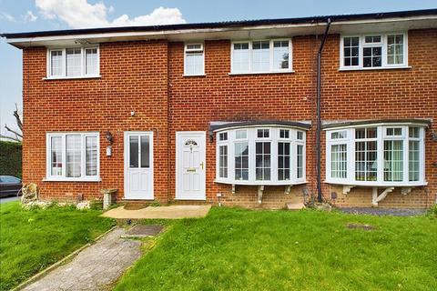 3 bedroom terraced house to rent, Old Martyrs, Langley Green RH11