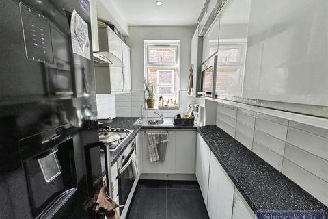 3 bedroom flat for sale, Cecil Road, Hounslow TW3