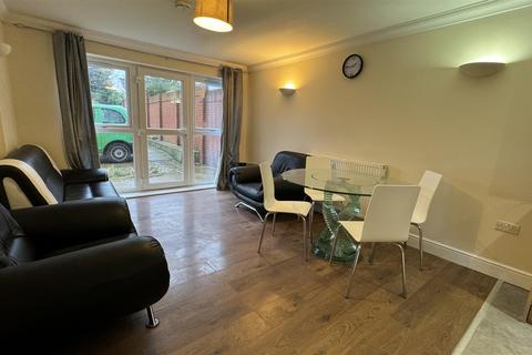 Flat B, 31 Whitton Dene, Whitton, Hounslow, TW3 2JN