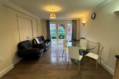 Flat B, 31 Whitton Dene, Whitton, Hounslow, TW3 2JN