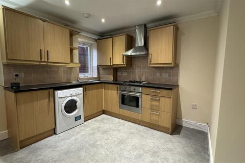 Flat B, 31 Whitton Dene, Whitton, Hounslow, TW3 2JN