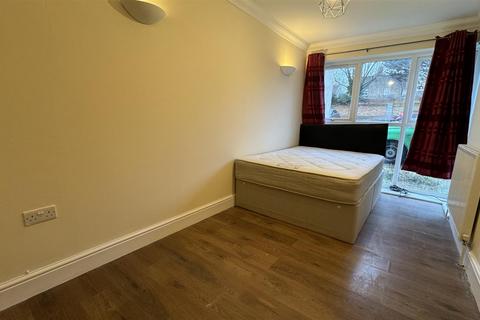 Flat B, 31 Whitton Dene, Whitton, Hounslow, TW3 2JN