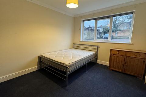 Flat B, 31 Whitton Dene, Whitton, Hounslow, TW3 2JN