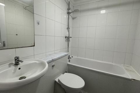 Flat B, 31 Whitton Dene, Whitton, Hounslow, TW3 2JN