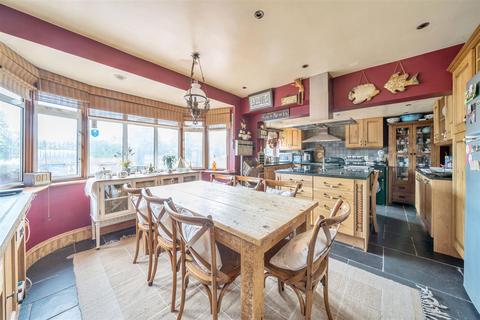 undefined, Great West Road, Isleworth TW7