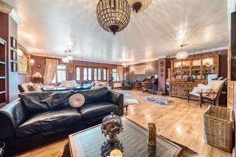 undefined, Great West Road, Isleworth TW7