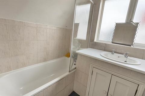 106 Catherine Gardens, Hounslow, TW3 2PW