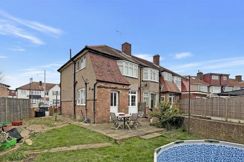106 Catherine Gardens, Hounslow, TW3 2PW