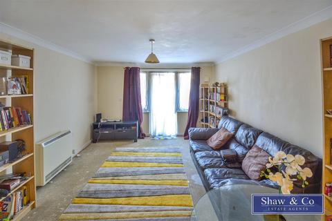 1 bedroom flat for sale, St. Giles Close, Hounslow TW5