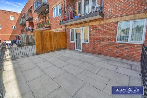 1 bedroom flat for sale, St. Giles Close, Hounslow TW5