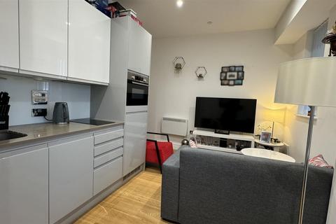 Studio for sale, Douglas Road, Hounslow TW3