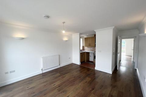 Flat C, 31 Whitton Dene, Whitton, Hounslow, TW3 2JN