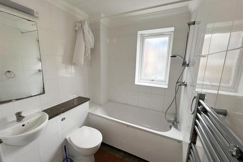 Flat C, 31 Whitton Dene, Whitton, Hounslow, TW3 2JN