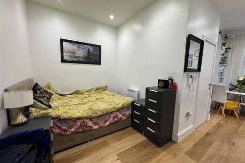 Studio for sale, Douglas Road, Hounslow TW3