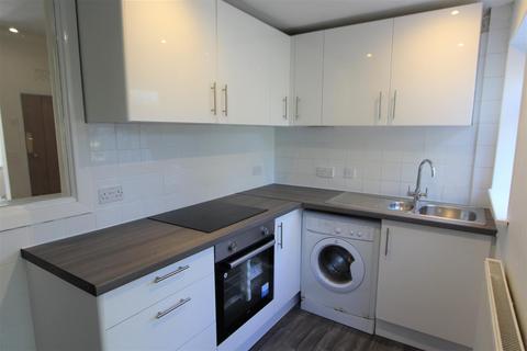 2 bedroom terraced house to rent, Orchard Avenue, Lymm