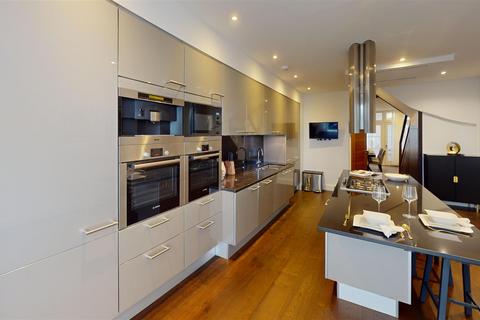 4 bedroom flat to rent, Catherine Place, London