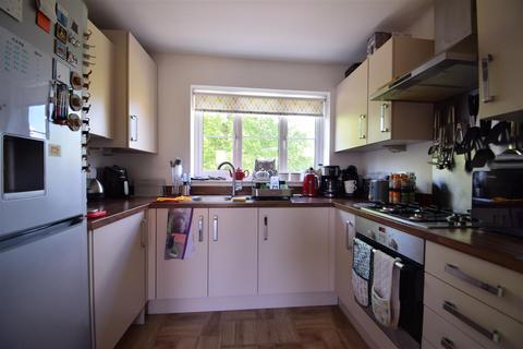3 bedroom semi-detached house to rent, Hawthorn Close, Hardwicke