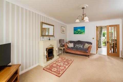 14 Chaffinch Chase, Gillingham, SP8 4GT