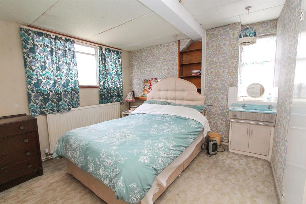 Bed 1.jpg