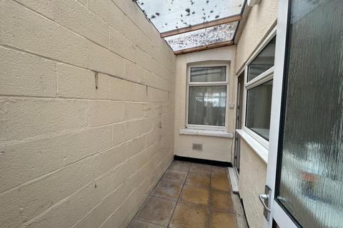 3 bedroom terraced house to rent, Ipswich Street, Gorse Hill, Swindon