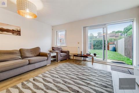 4 bedroom terraced house to rent, Valley Road, Streatham