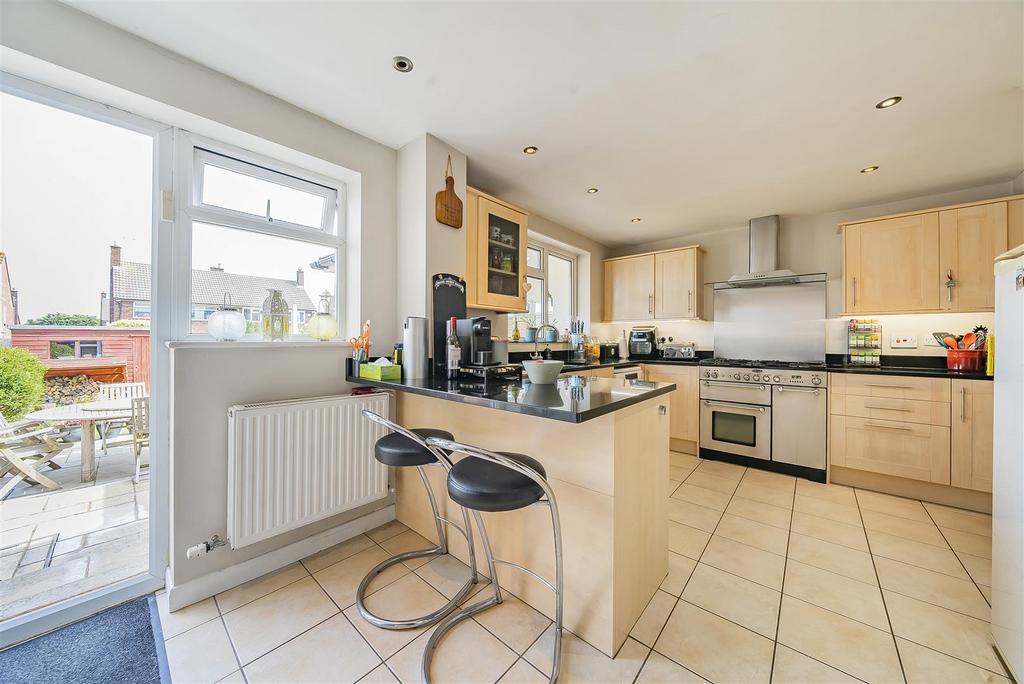 Kitchen/Breakfast Room: