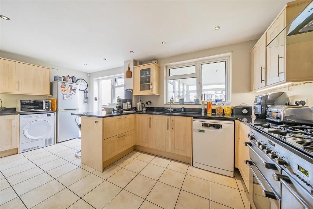 Kitchen/Breakfast Room: