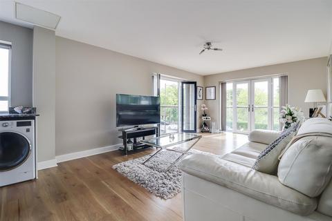 2 bedroom flat for sale, London Road, Leigh-on-Sea SS9