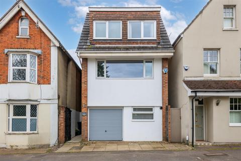 3 bedroom detached house for sale, Birkheads Road, Reigate