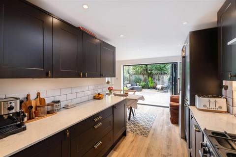 2 Birkheads Road, Reigate, RH2 0AR